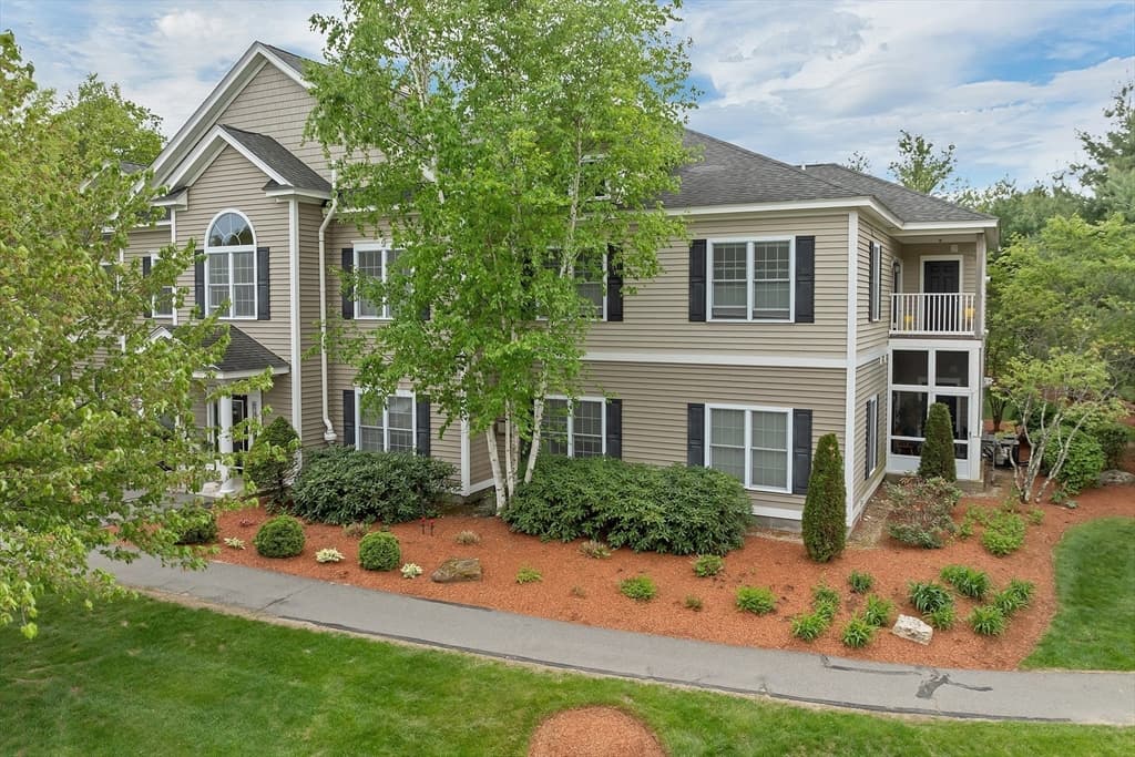 Condominium at 17 Roundabout Way # 5, Manchester NH 03102, Manchester, photo 3 of 40