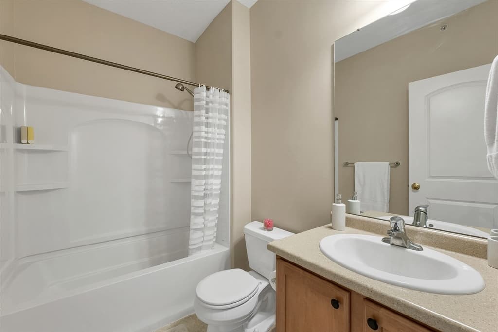 Condominium at 17 Roundabout Way # 5, Manchester NH 03102, Manchester, photo 33 of 40
