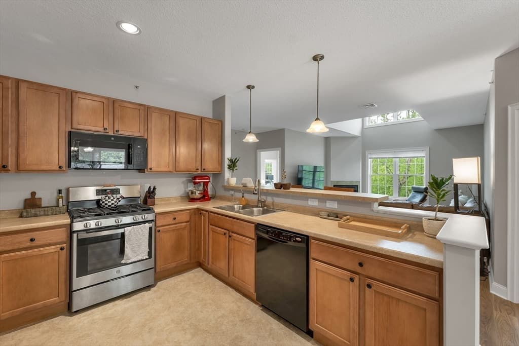 Condominium at 17 Roundabout Way # 5, Manchester NH 03102, Manchester, photo 14 of 40