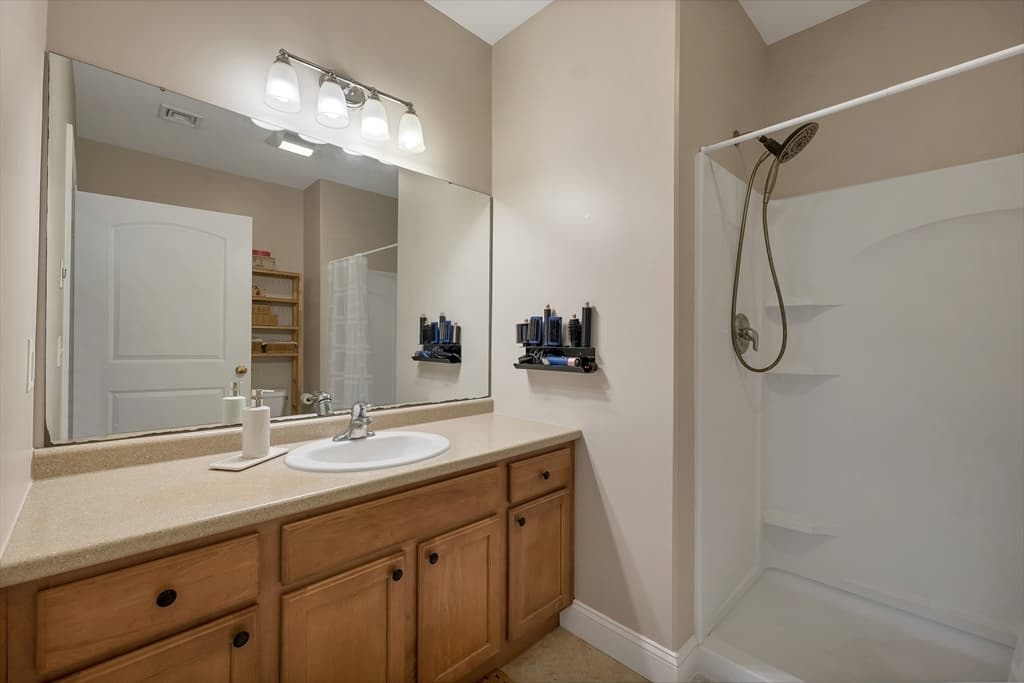Condominium at 17 Roundabout Way # 5, Manchester NH 03102, Manchester, photo 29 of 40