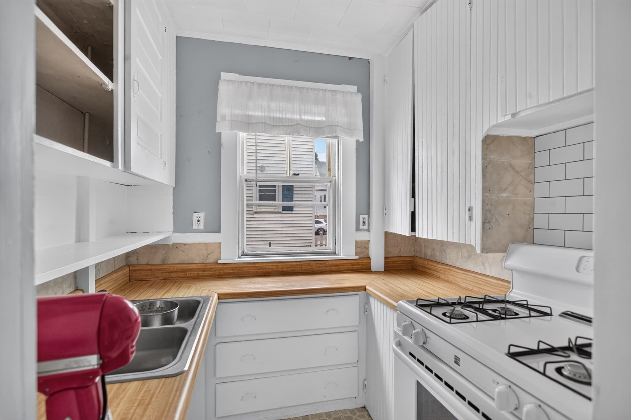 2 Family - 2 Units Up/Down at 26 Ashland Pl, New Bedford MA 02740, New Bedford, photo 5 of 42