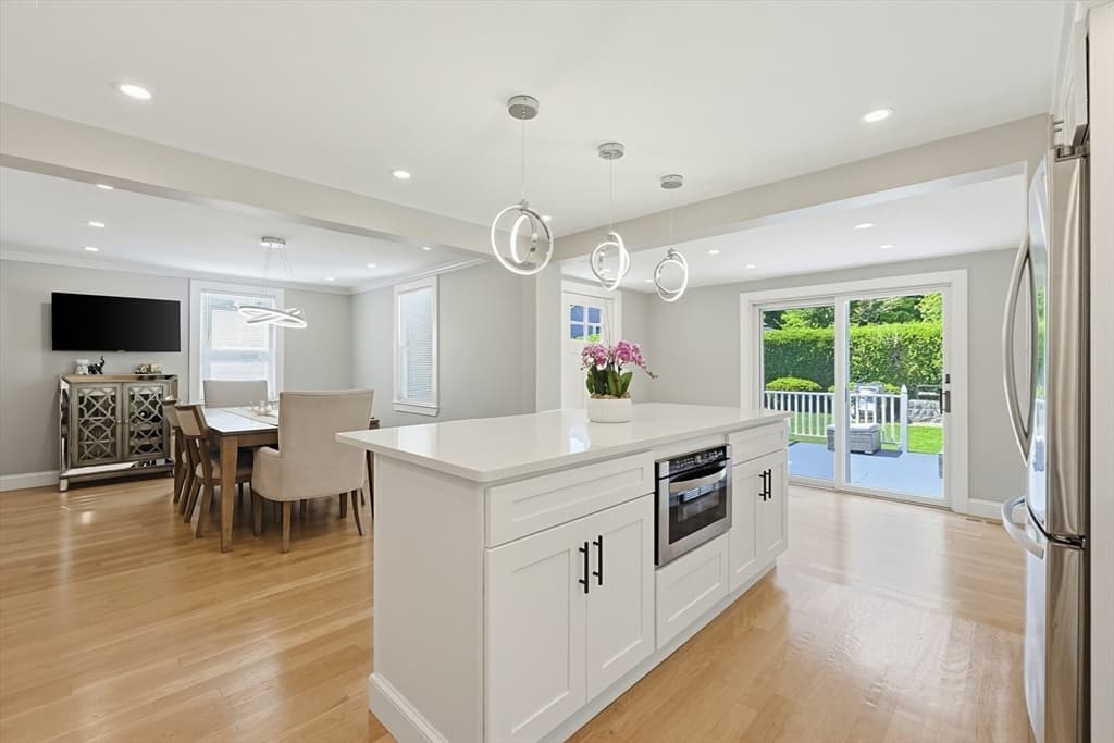 8 Woodbury Ave, Saugus MA 01906