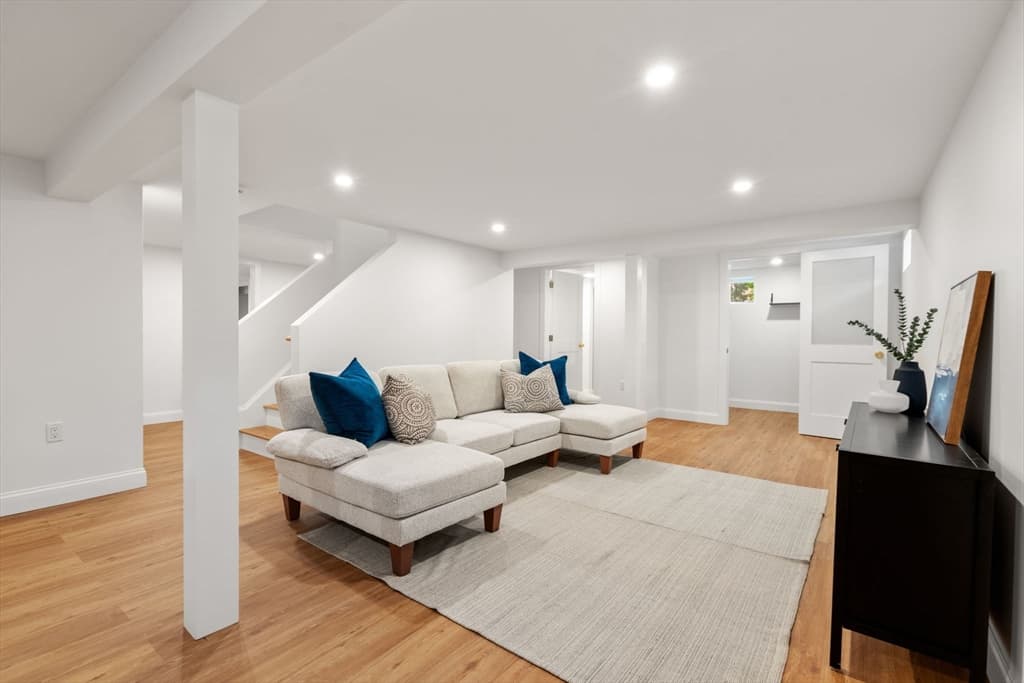 Single Family Residence at 8 Everett St, Wakefield MA 01880, photo 6 of 15