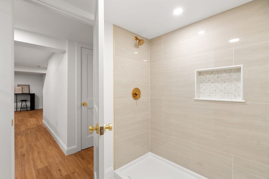 Single Family Residence at 8 Everett St, Wakefield MA 01880, photo 9 of 15