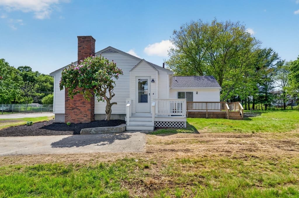 Single Family Residence at 61 Stevens Rd, Swansea MA 02777, photo 4 of 27