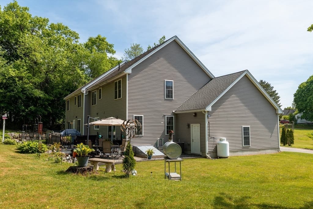 Single Family Residence at 22 Duluth St, Worcester MA 01604, photo 4 of 37