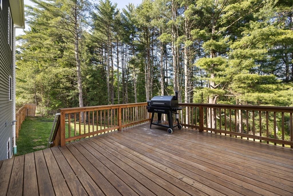 47 Fuller Rd, Palmer MA 01069