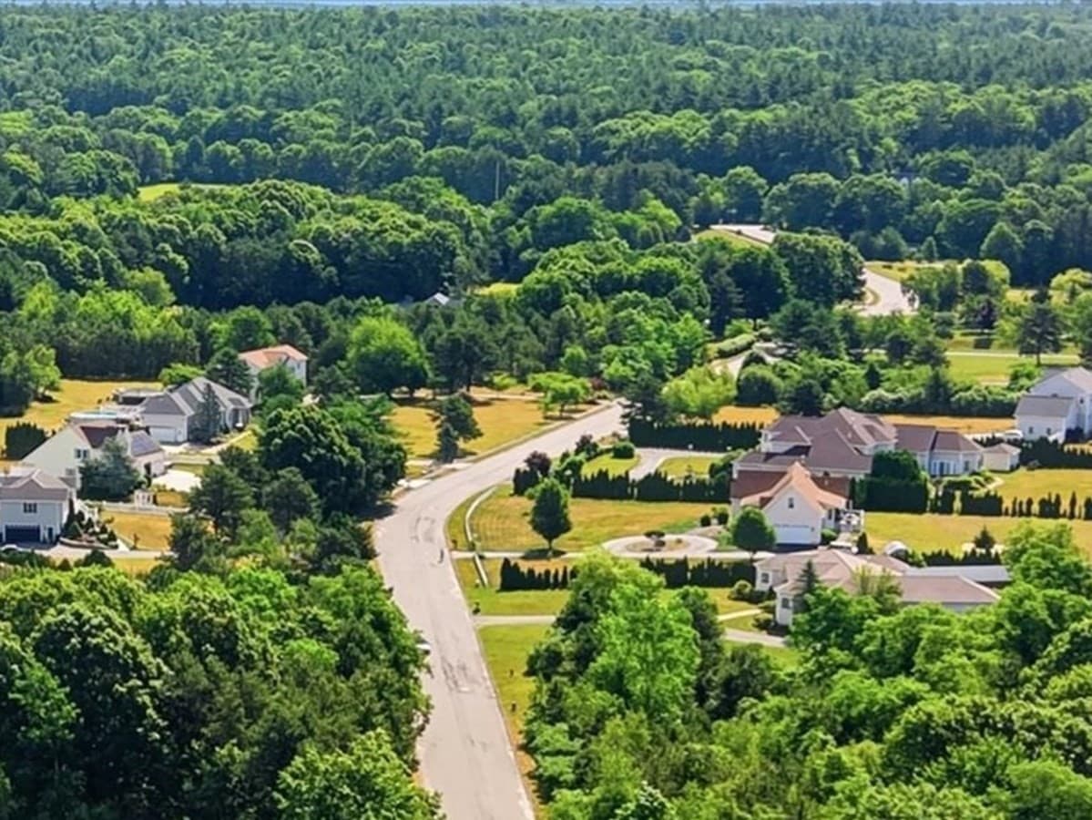 12 Alexandra Dr, Freetown MA 02702