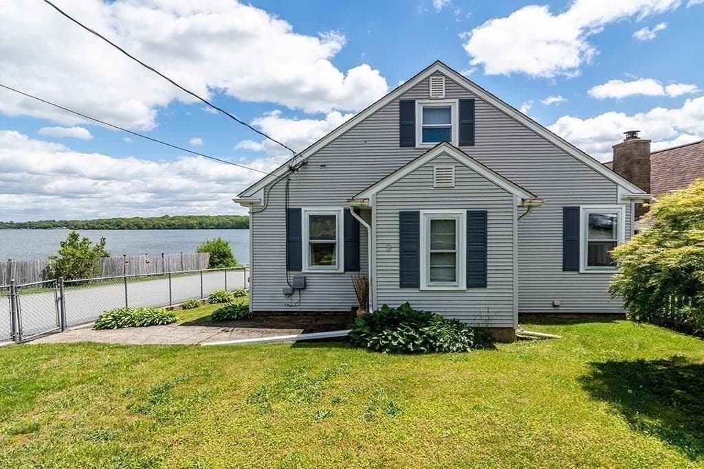4 Lake Avenue, Tiverton RI 02878