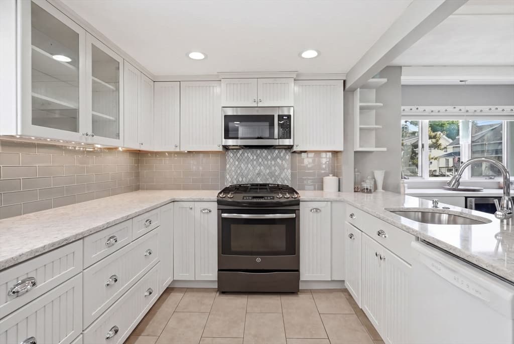 27 Billows St, Winthrop MA 02152 photo 2
