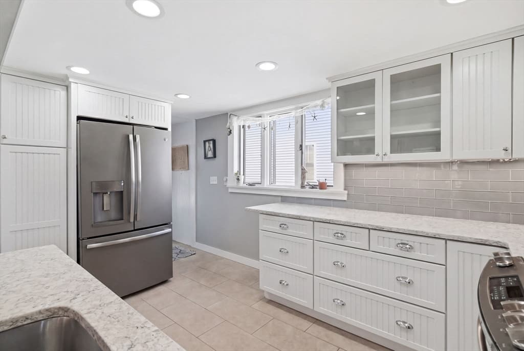 27 Billows St, Winthrop MA 02152 photo 3