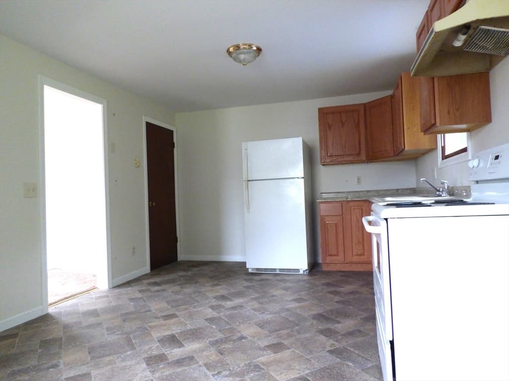 26-28 Daniel St, Springfield MA 01151 photo 5