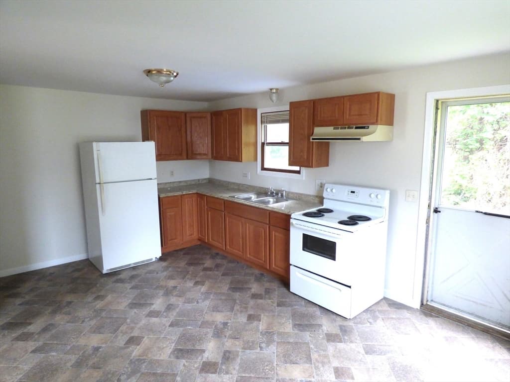 26-28 Daniel St, Springfield MA 01151 photo 4