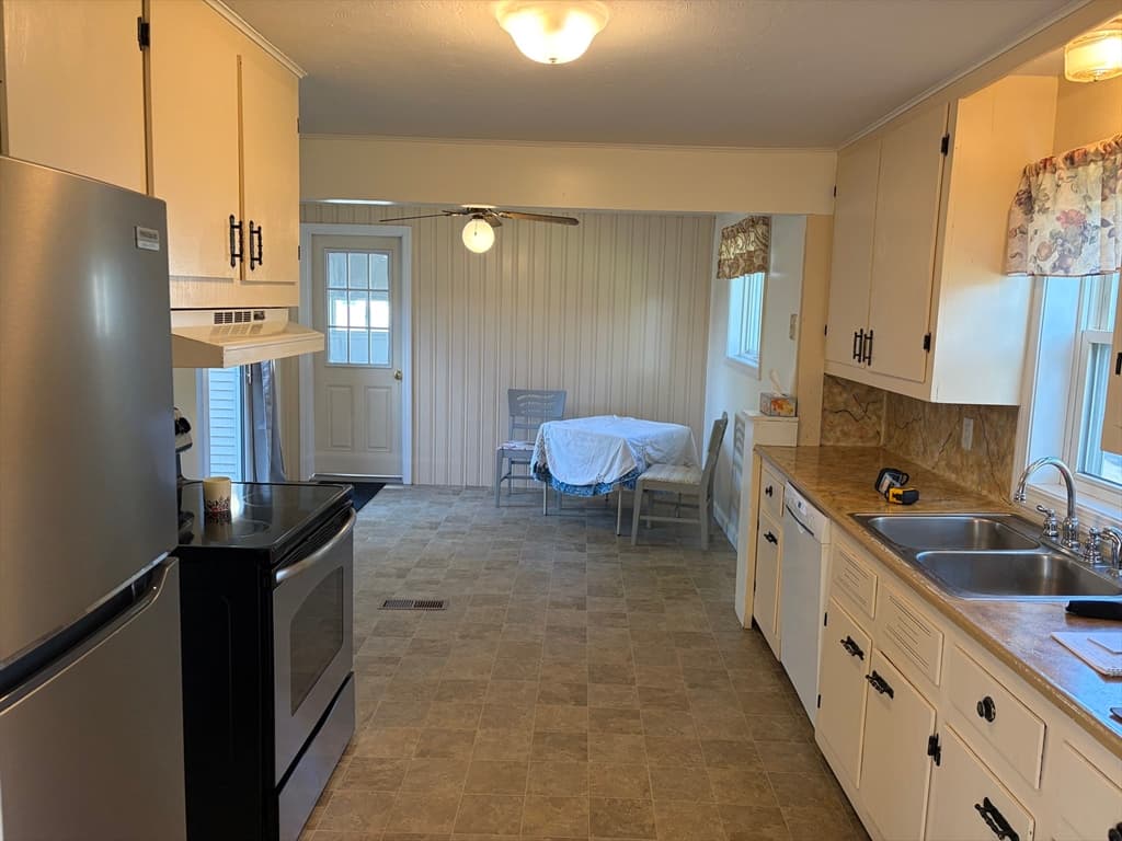 138 N Main St, Belchertown MA 01007 photo 8