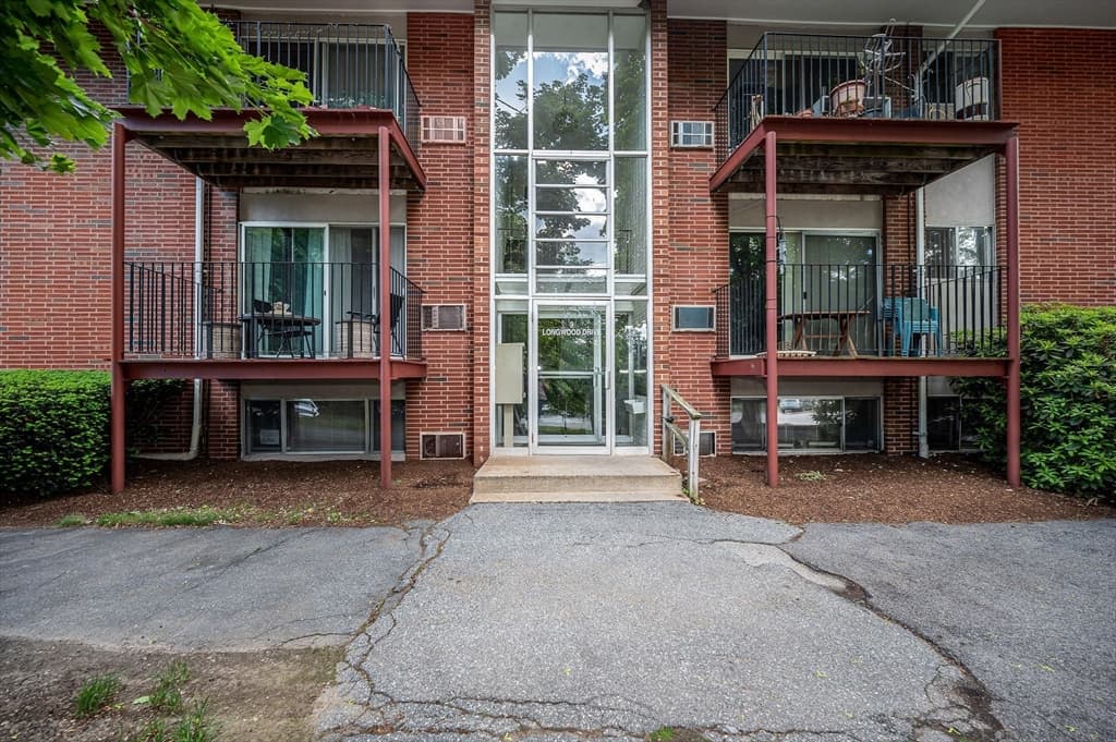 9 Longwood Dr # 1, Andover MA 01810