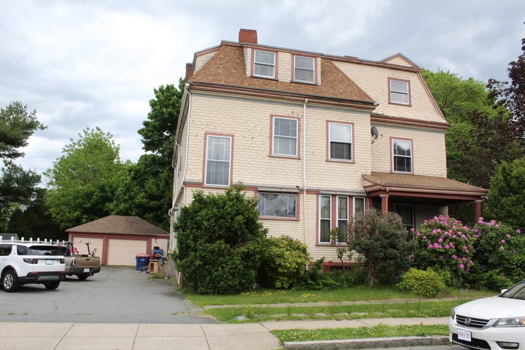 127 Hawthorn St, New Bedford MA 02740