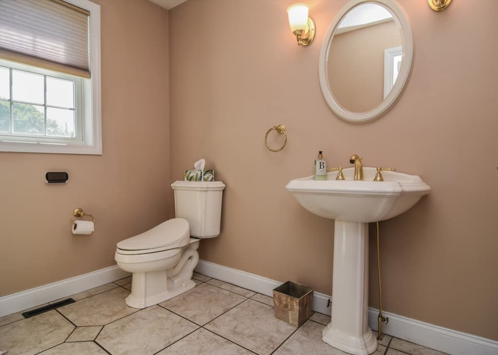 Single Family Residence at 261 Oak St, Methuen MA 01844, Methuen, photo 10 of 34