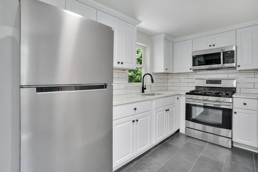 46 Chestnut St Pl, East Longmeadow MA 01028