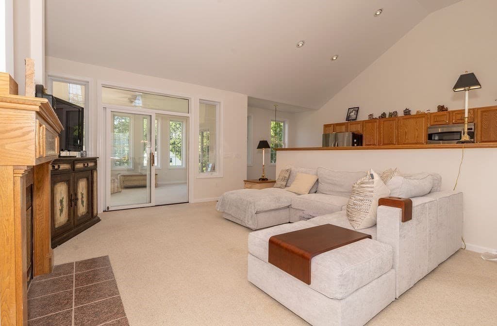 Single Family Residence at 14 Rosewood Drive, Haverhill MA 01832, photo 6 of 38