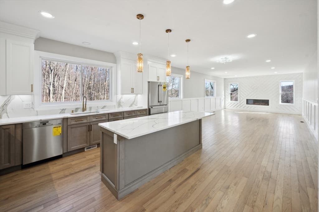 Single Family Residence at 10 Falcon Dr, Shrewsbury MA 01545, photo 7 of 39