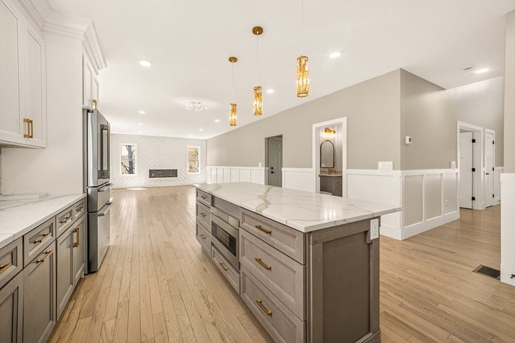 Single Family Residence at 10 Falcon Dr, Shrewsbury MA 01545, photo 5 of 39