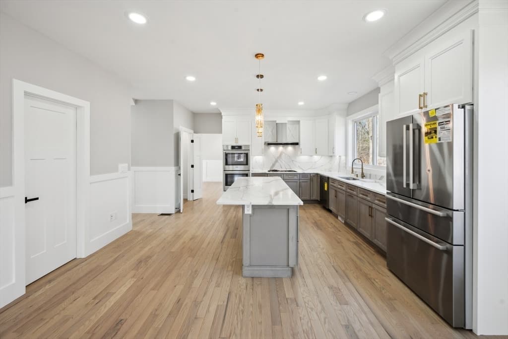 Single Family Residence at 10 Falcon Dr, Shrewsbury MA 01545, photo 4 of 39