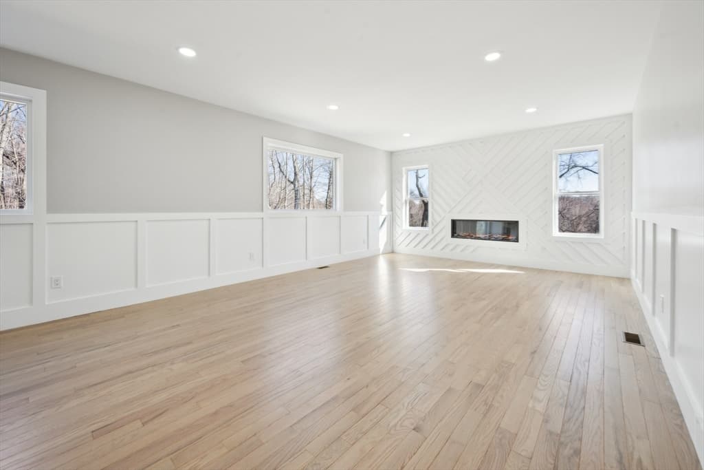 Single Family Residence at 10 Falcon Dr, Shrewsbury MA 01545, photo 8 of 39