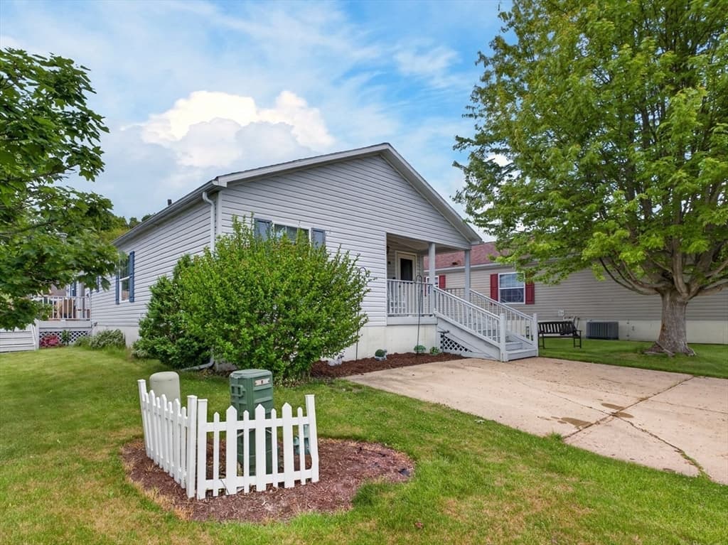 96 Songbird Ln, Tiverton RI 02878 photo 3