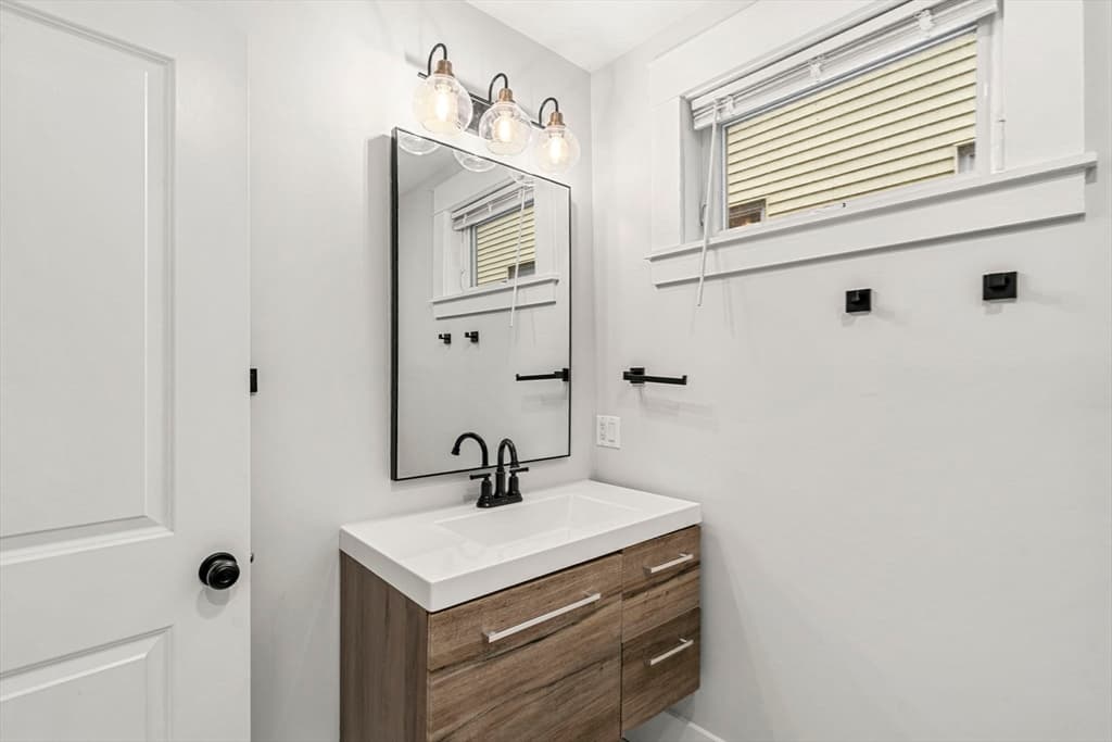 Condominium at 50 Cottage St # 1, Chelsea MA 02150, Chelsea, photo 11 of 40