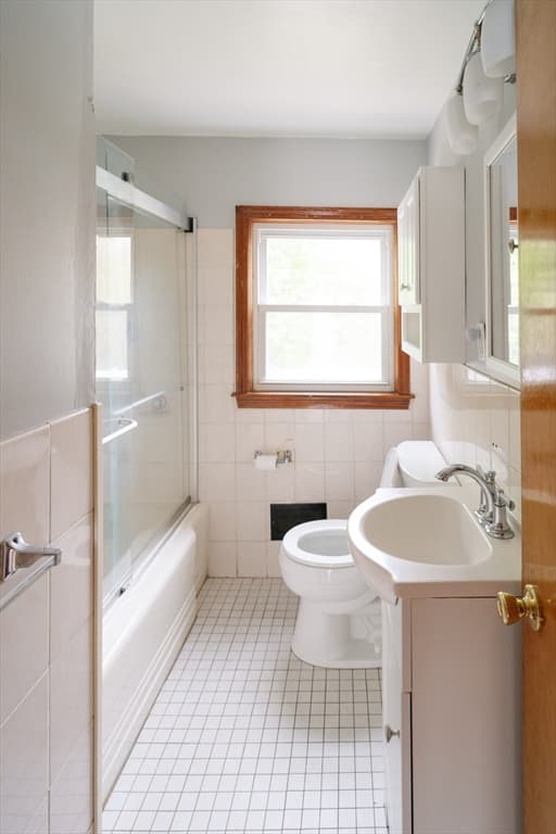 Single Family Residence at 367 Lynnfield St, Peabody MA 01960, Peabody, photo 4 of 11