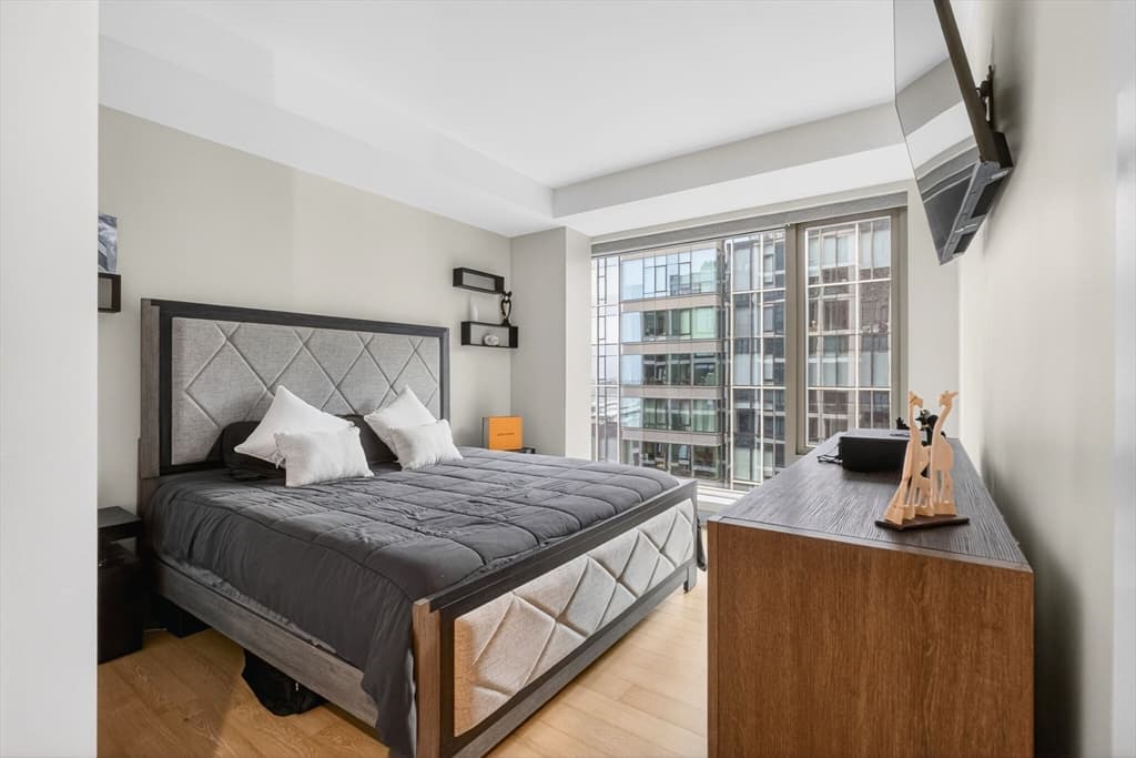 Condominium at 133 Seaport Blvd # 1517, Boston MA 02210, photo 2 of 34