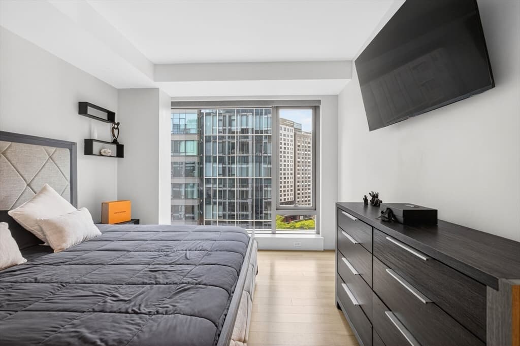 Condominium at 133 Seaport Blvd # 1517, Boston MA 02210, photo 3 of 34