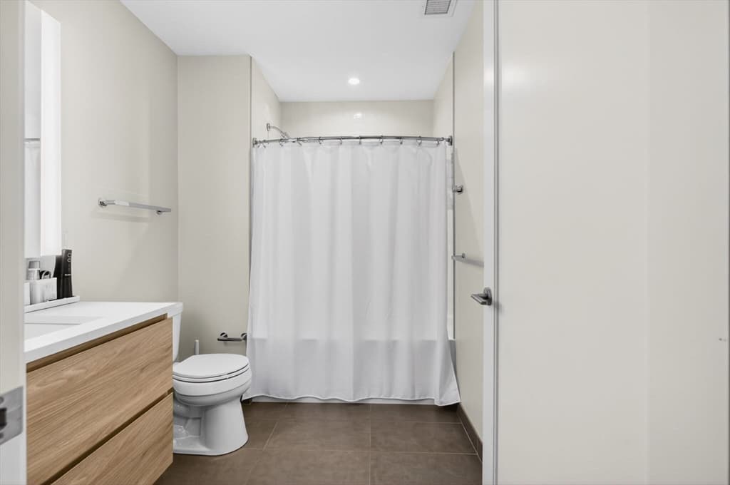 Condominium at 133 Seaport Blvd # 1517, Boston MA 02210, photo 14 of 34