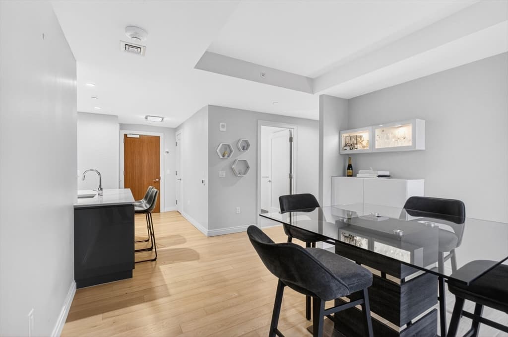 Condominium at 133 Seaport Blvd # 1517, Boston MA 02210, photo 18 of 34
