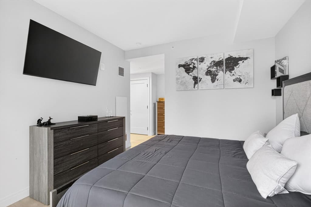 Condominium at 133 Seaport Blvd # 1517, Boston MA 02210, photo 4 of 34