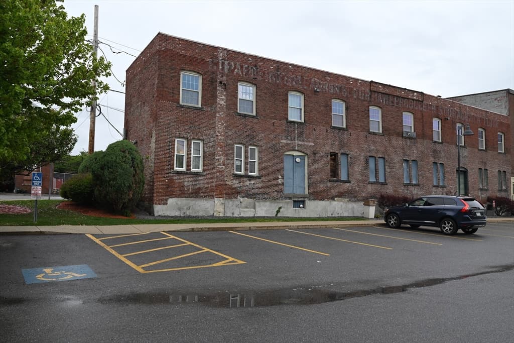 590 Dutton St, Lowell MA 01854 photo 2