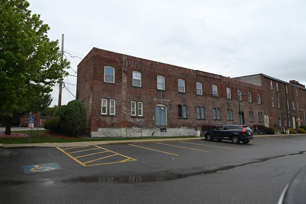 590 Dutton St, Lowell MA 01854
