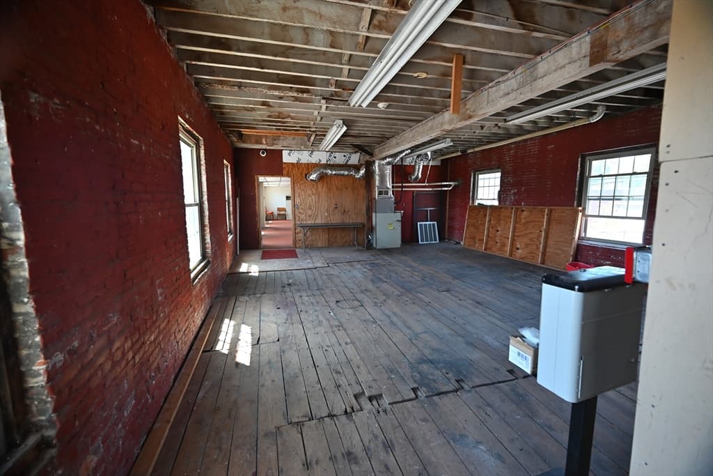 590 Dutton St, Lowell MA 01854 photo 24