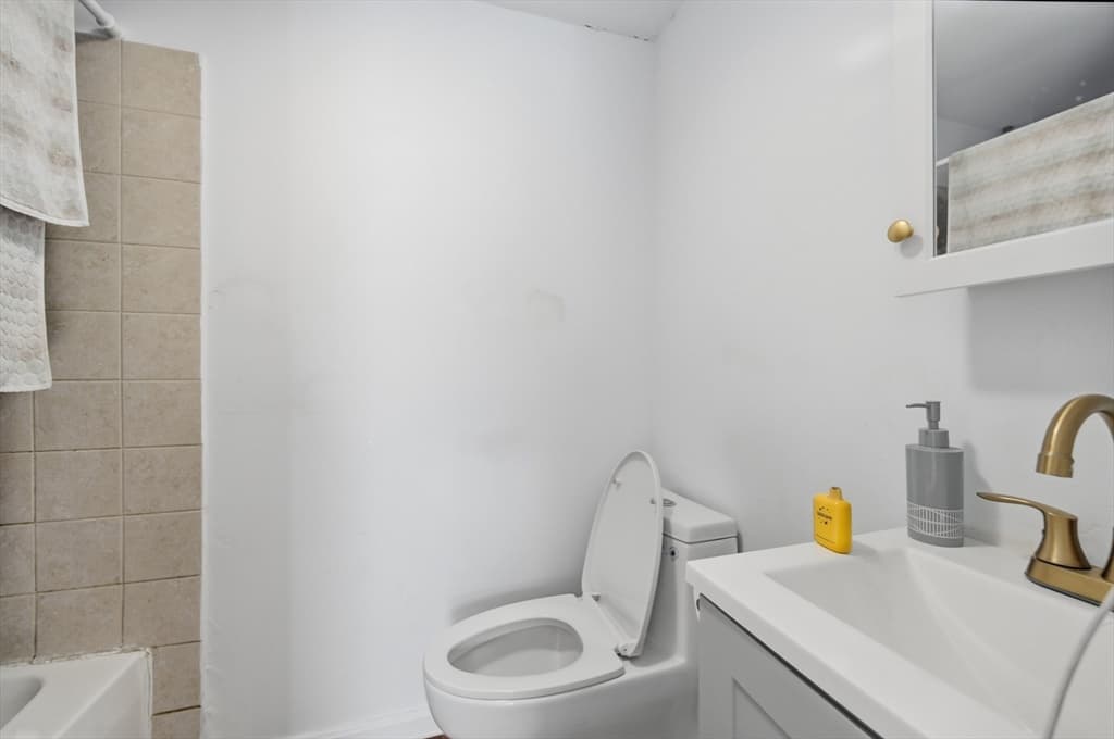 5-9 Family at 8 Cherry St, Lowell MA 01852, Lowell, photo 28 of 32