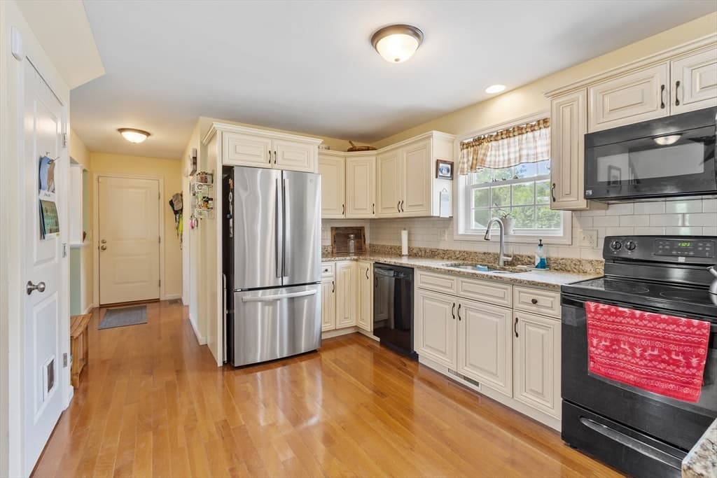 Single Family Residence at 13 Ballard Ct, Leominster MA 01453, photo 14 of 38