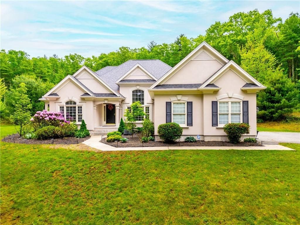 4 Hart Pond Drive, North Smithfield RI 02896