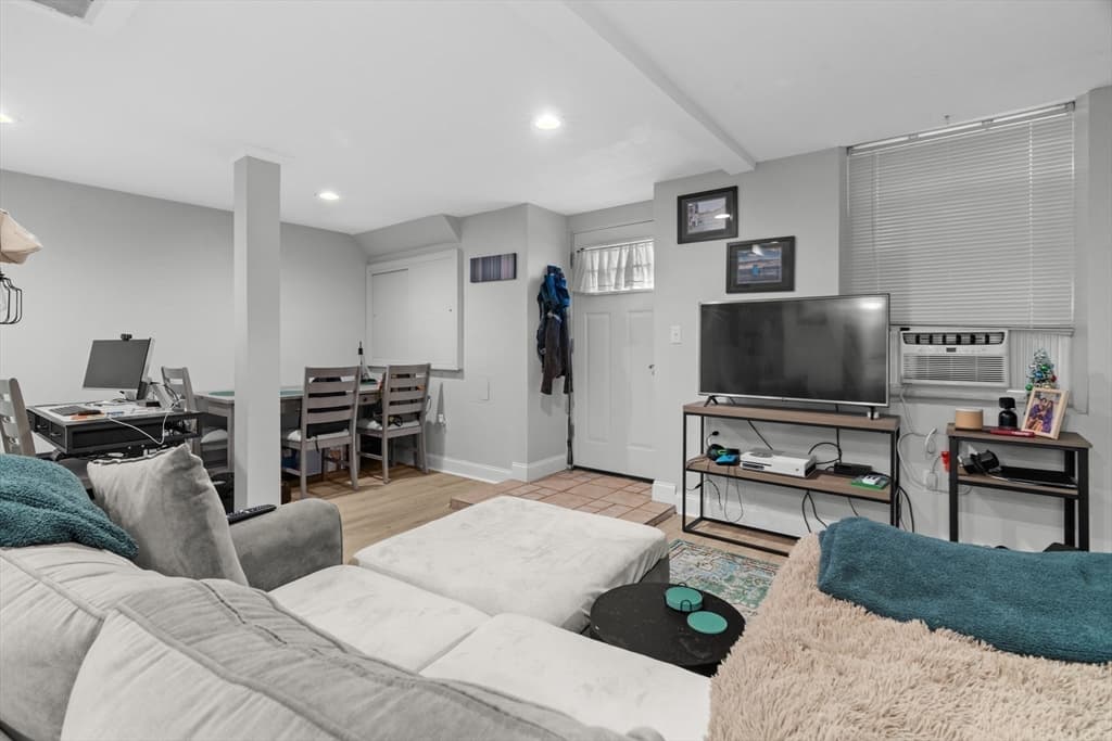 Condominium at 314 W 4th # 1, Boston MA 02127, Boston, photo 4 of 12
