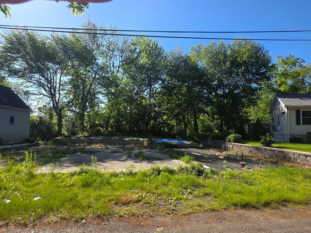 7 Hanson Ct, Hanson MA 02341 photo 2