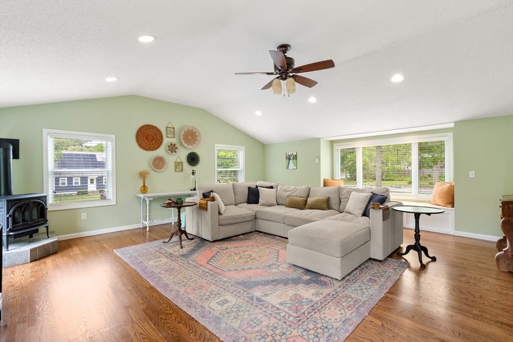 9 Debbies Ln, Barnstable MA 02648