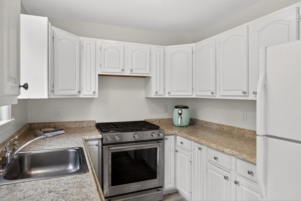 Single Family Residence at 27 Bellavista Dr, Bourne MA 02559, photo 12 of 40