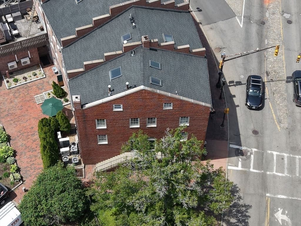 Condominium at 2 Elbow Ln # A, Newburyport MA 01950, Newburyport, photo 2 of 32