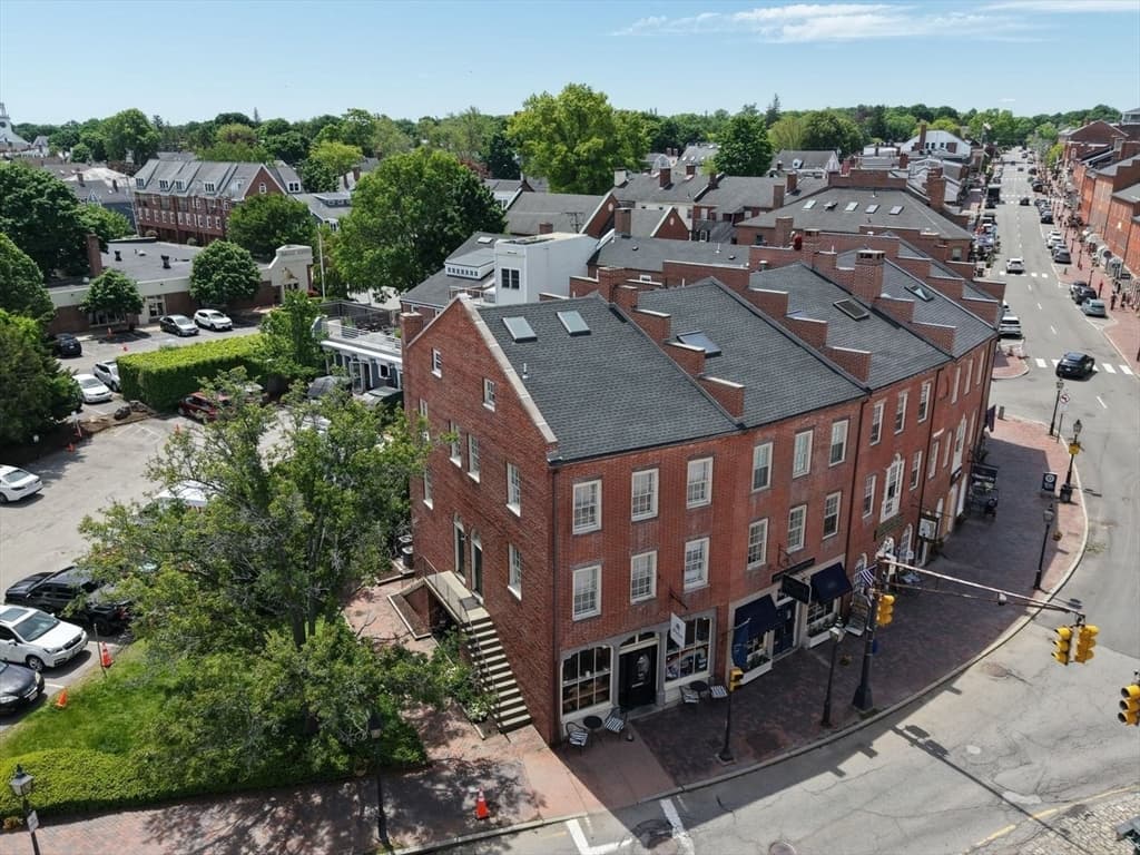 Condominium at 2 Elbow Ln # A, Newburyport MA 01950, Newburyport, photo 3 of 32
