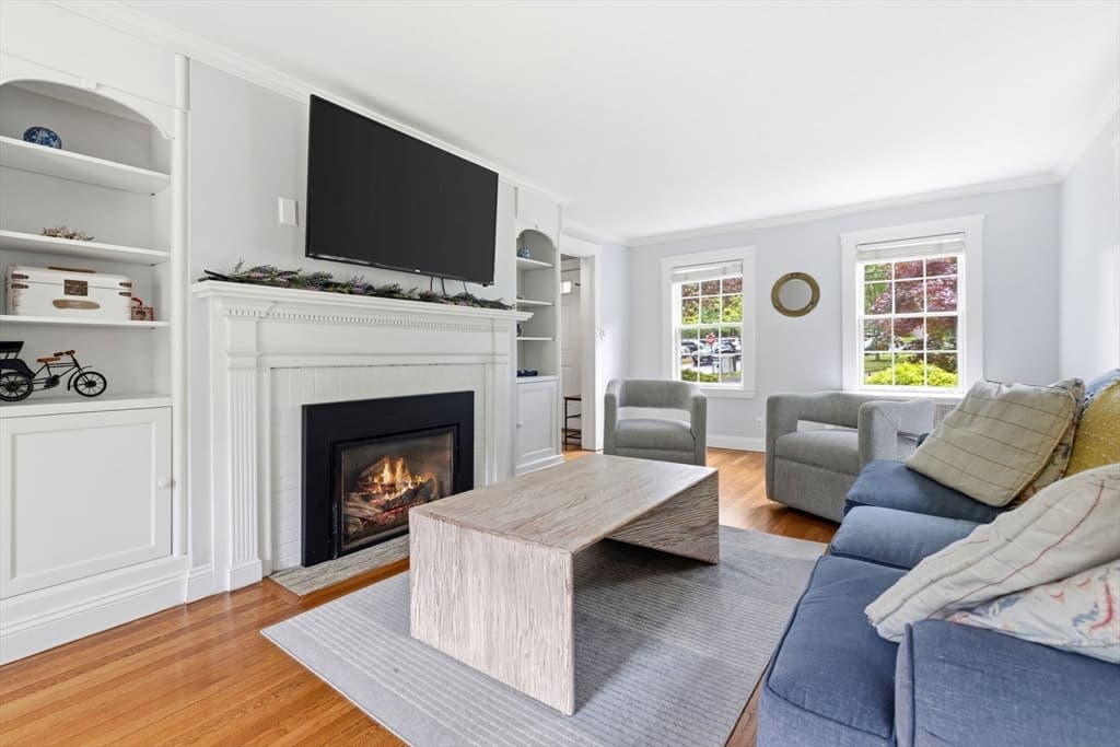 221 Central St, Hingham MA 02043 photo 2