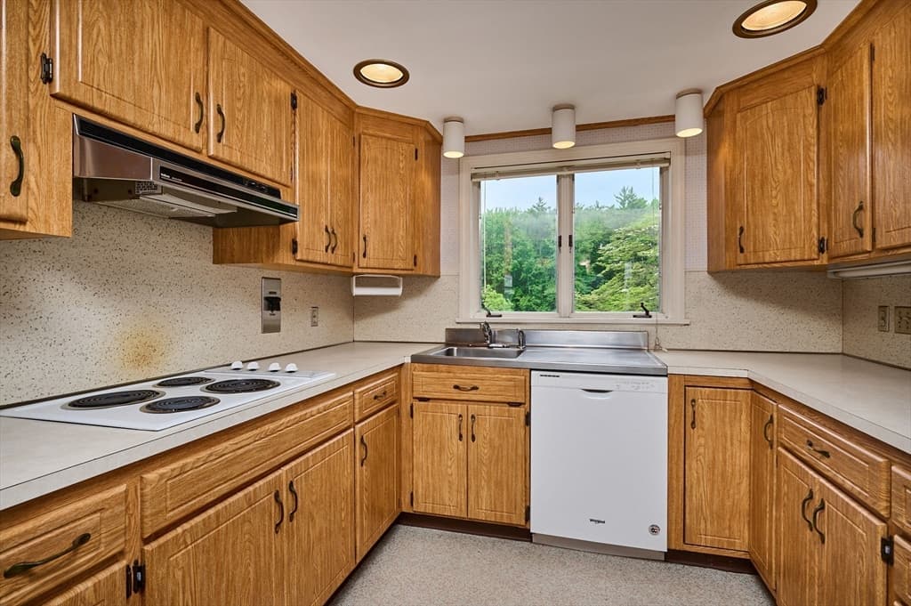 Single Family Residence at 198 Leyden Rd, Greenfield MA 01301, Greenfield, photo 9 of 39