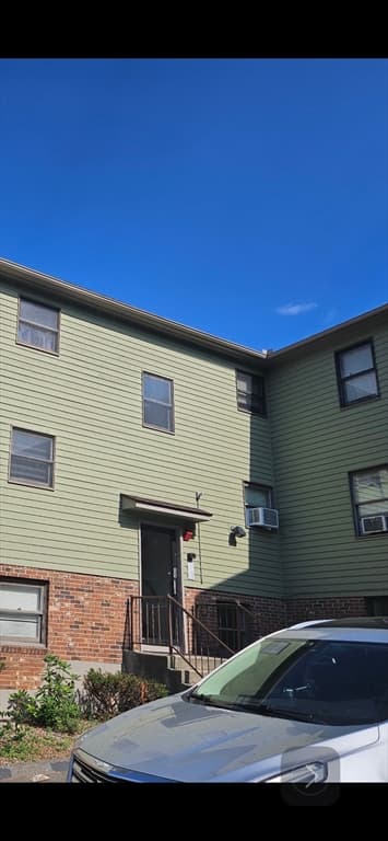 60 Chapin St # D, Holyoke MA 01040 photo 2